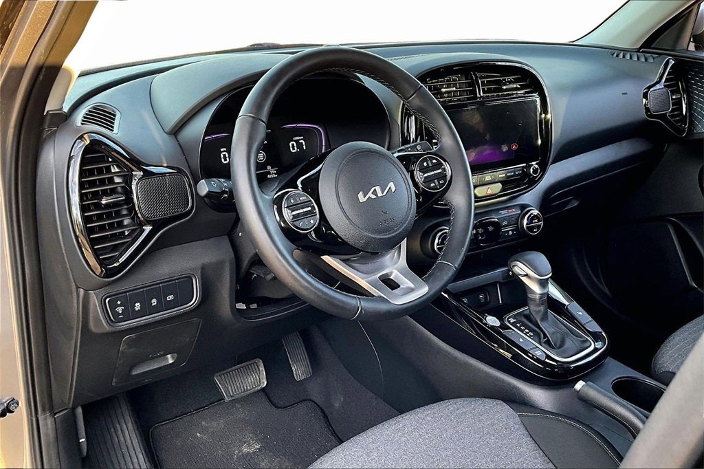 Certified 2025 Kia Soul EX image 13