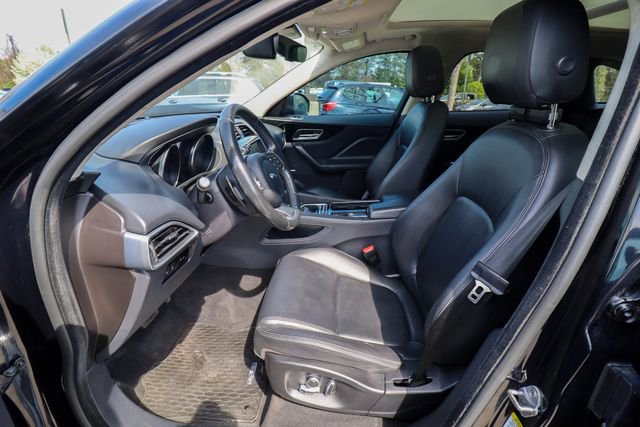 Used 2020 Jaguar F-PACE Premium image 32