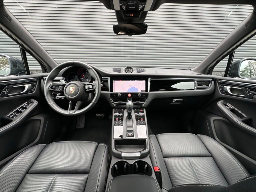 Certified 2025 Porsche Macan image 6
