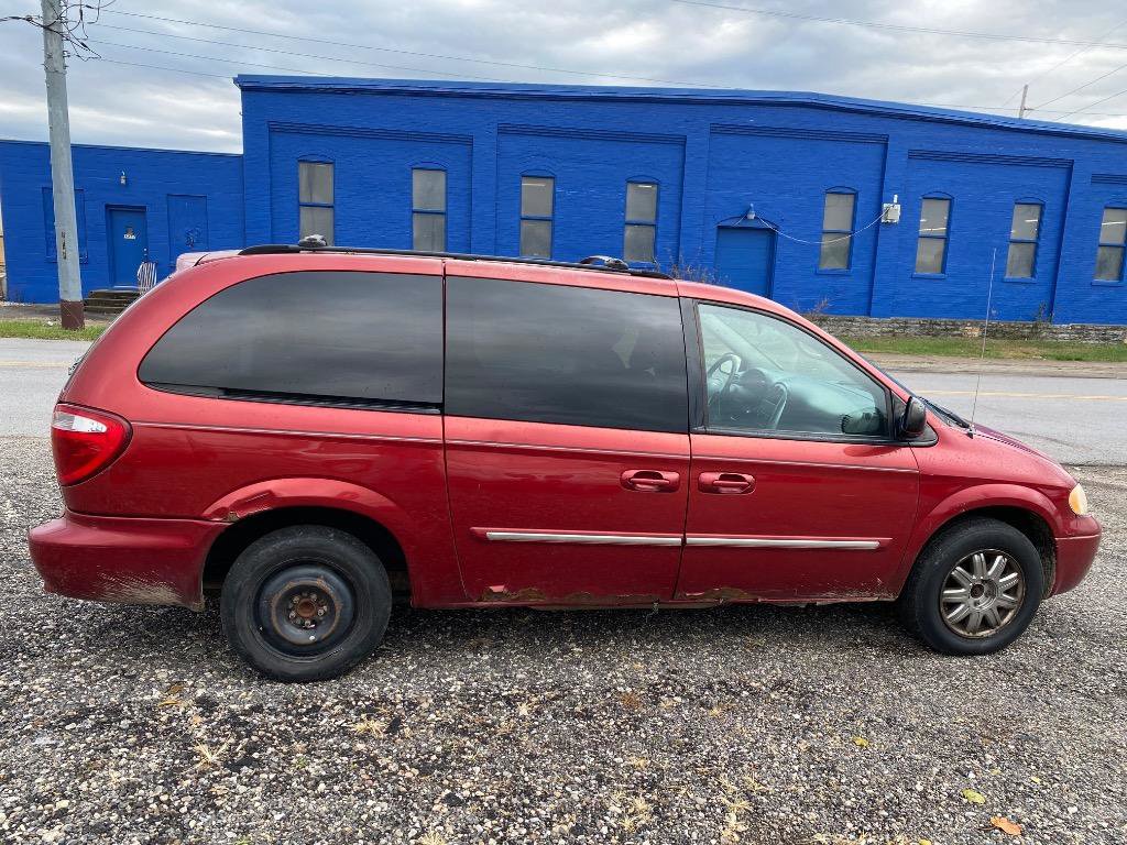 Used 2007 Chrysler Town & Country Touring image 7