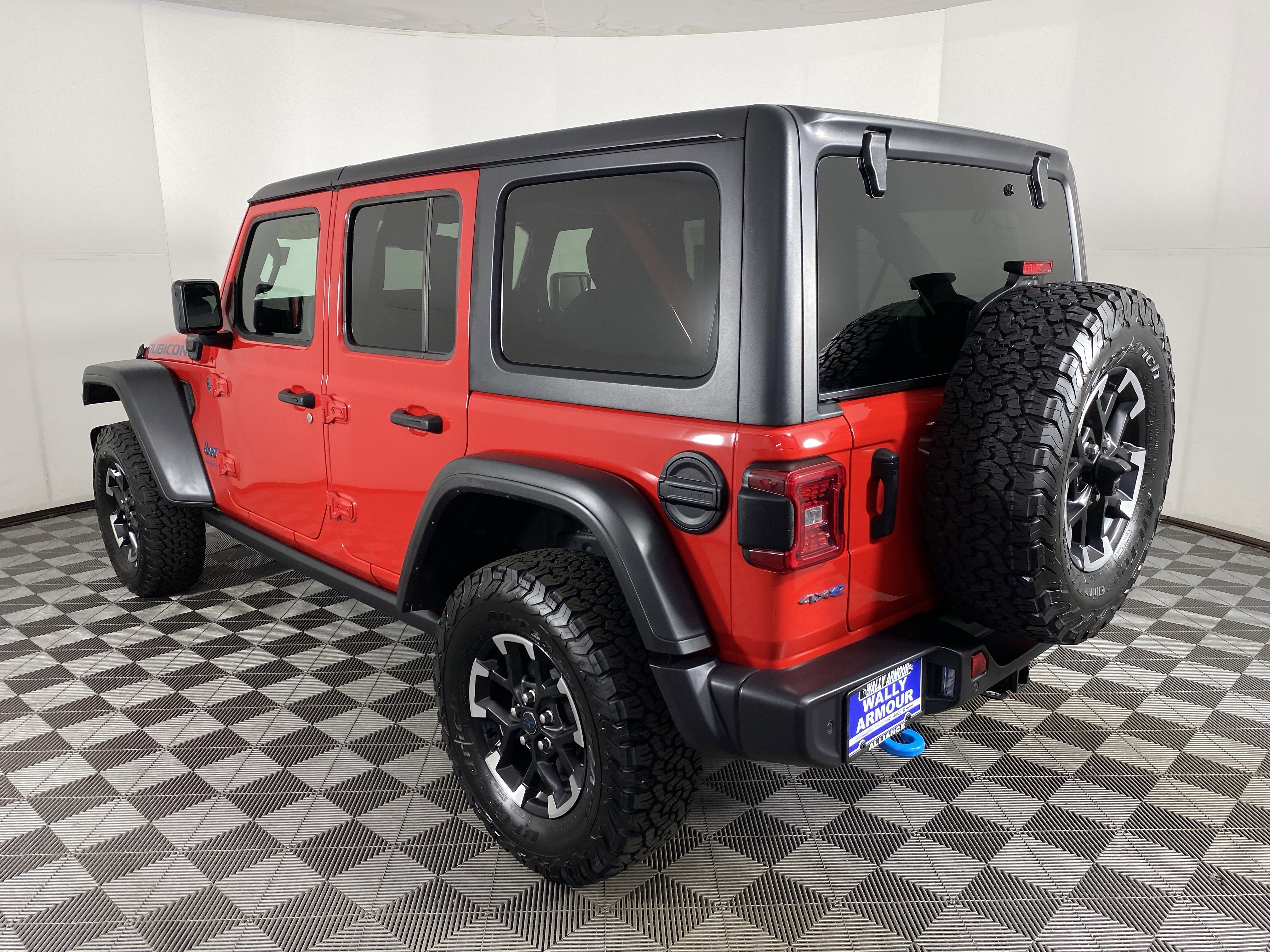 Used 2025 Jeep Wrangler Unlimited Rubicon 4xe w/ Safety Group AWD/4WD image 9
