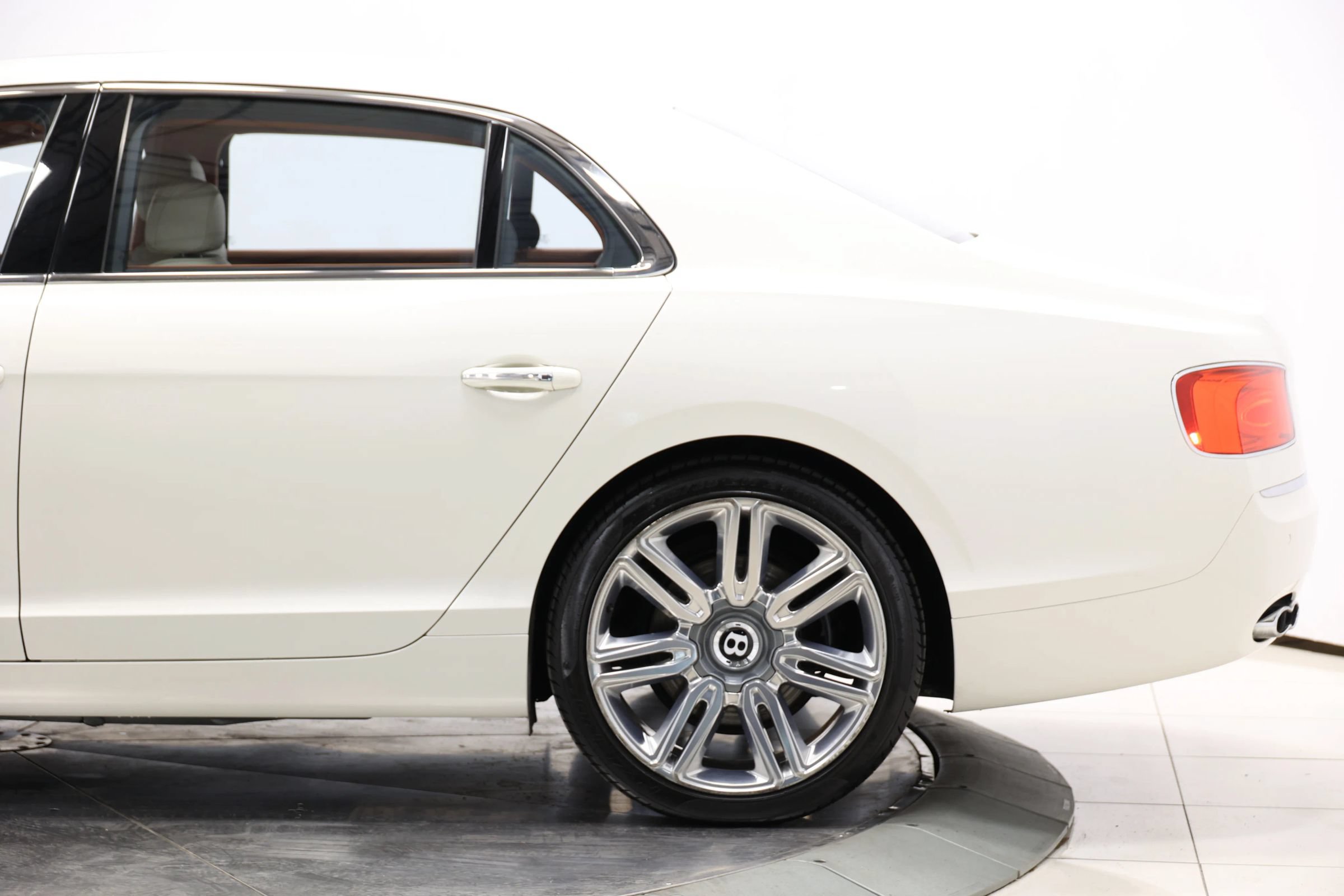 Used 2018 Bentley Flying Spur V8 AWD/4WD image 9