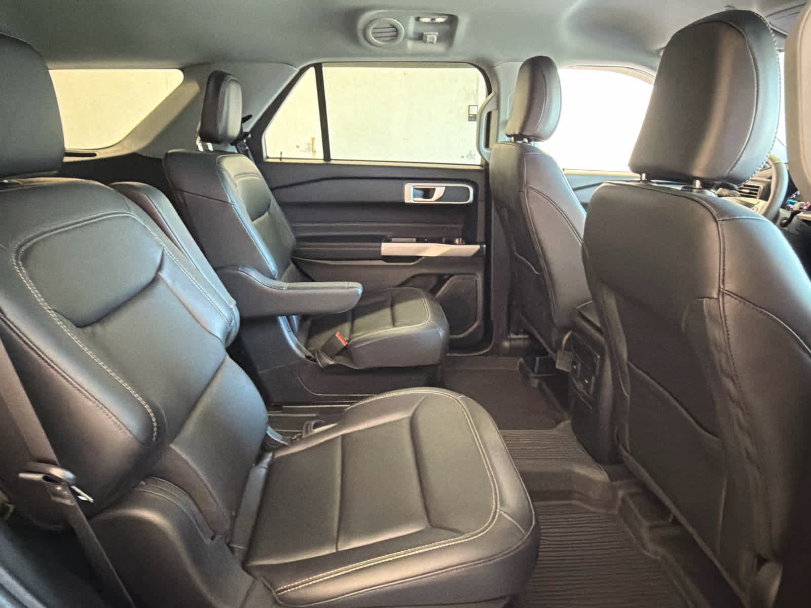Used 2023 Ford Explorer XLT w/ Equipment Group 202A RWD image 32