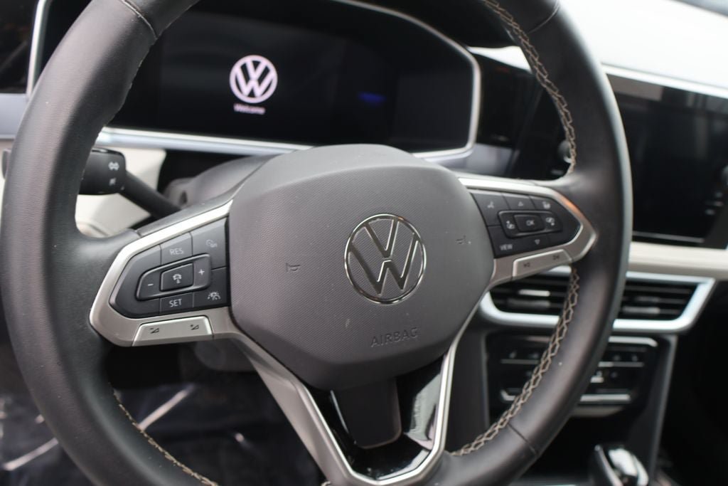 Used 2025 Volkswagen Taos SE AWD/4WD image 6