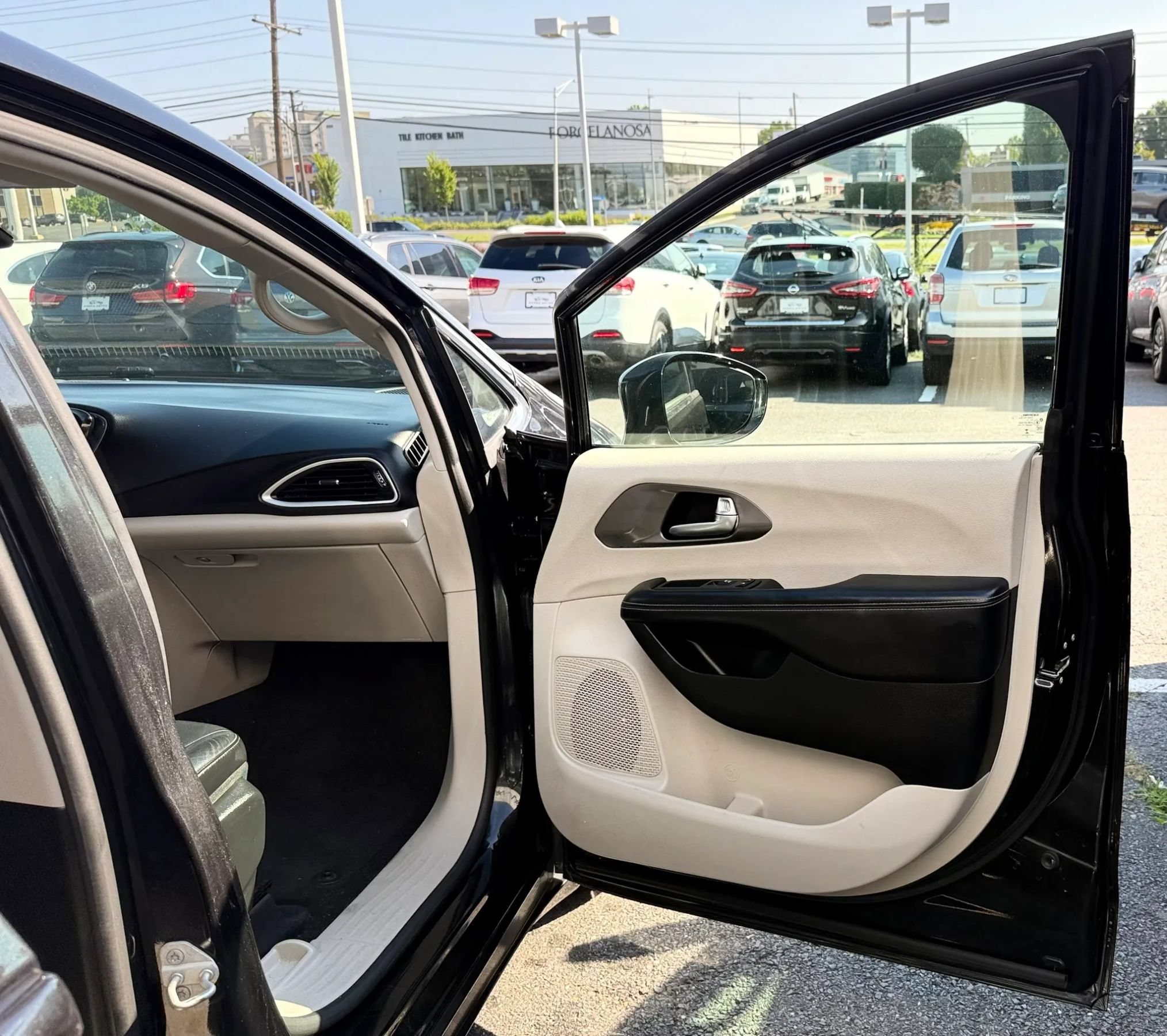 Used 2022 Chrysler Pacifica Touring-L FWD image 36