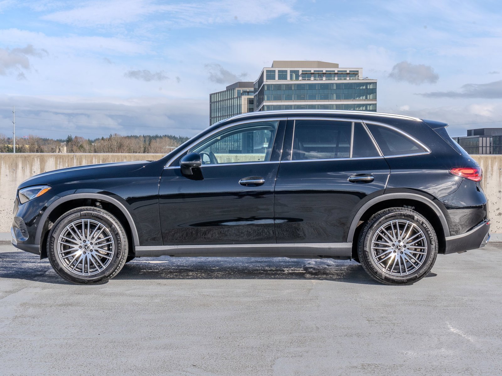 Used 2023 Mercedes-Benz GLC 300 4MATIC image 3