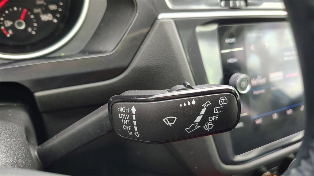 Used 2020 Volkswagen Tiguan SE w/ Panoramic Sunroof Package image 17