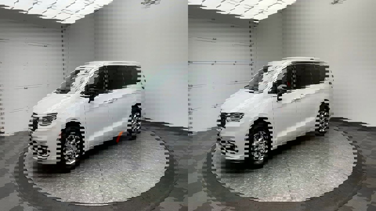 Used 2024 Chrysler Pacifica Touring-L image 34