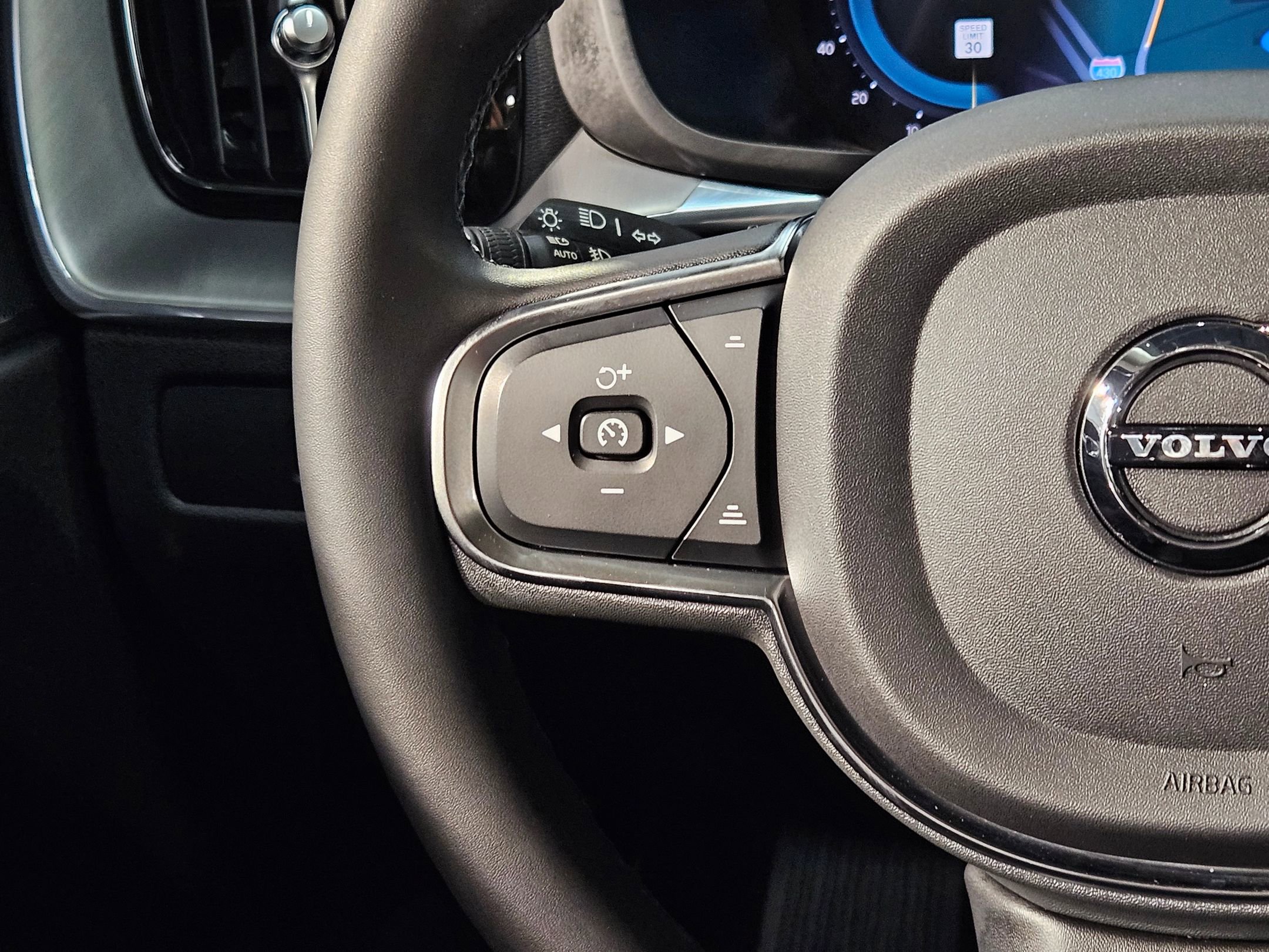 Used 2023 Volvo XC60 B5 Core image 28