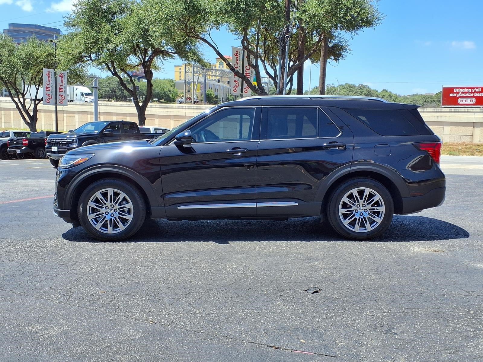 Certified 2025 Ford Explorer Platinum RWD image 9