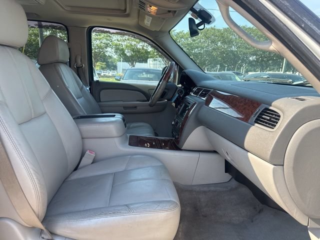 Used 2008 Chevrolet Suburban LTZ w/ LTZ Preferred Equipment Group AWD/4WD image 13