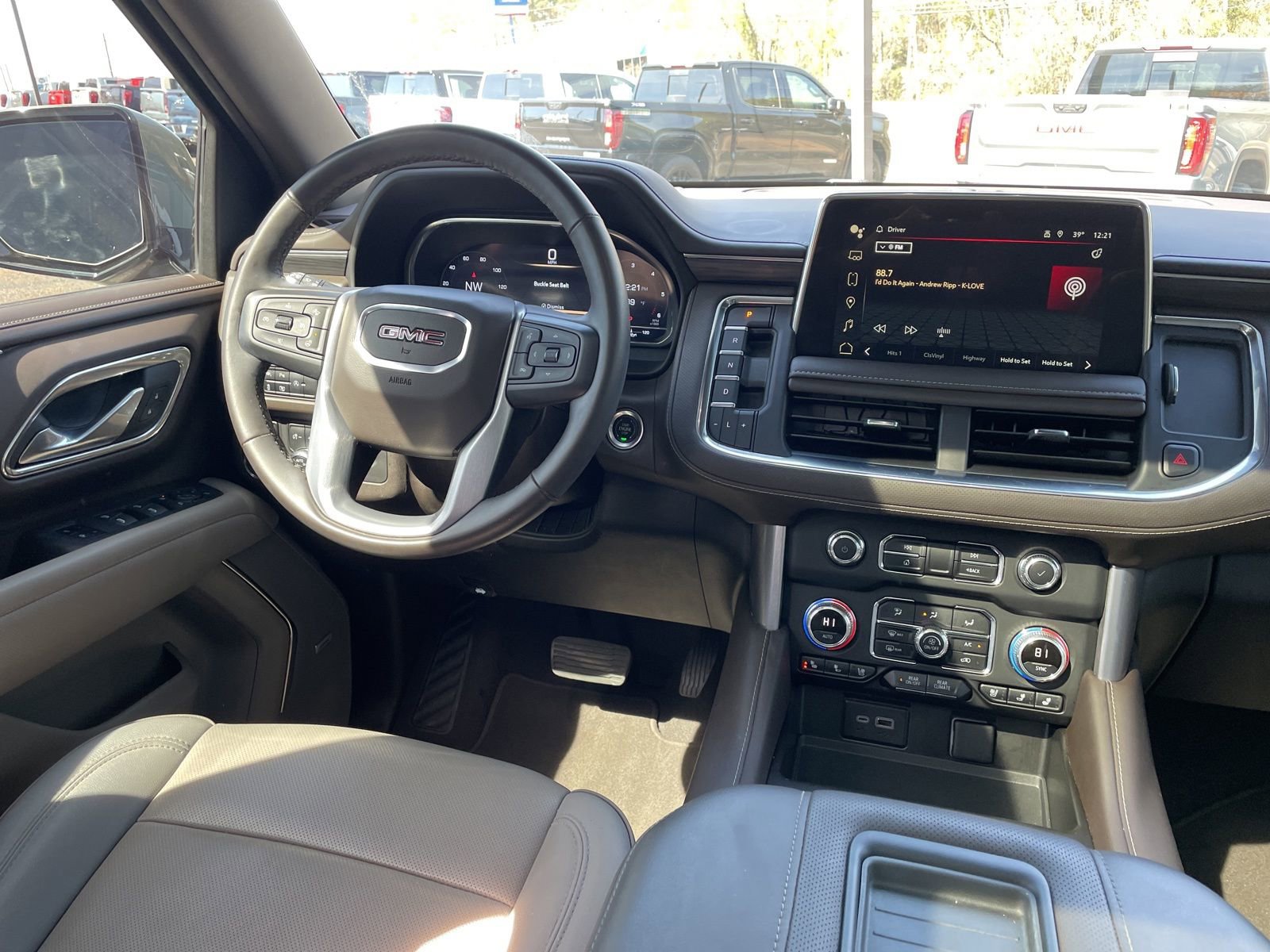 Used 2024 GMC Yukon SLT w/ SLT Luxury Package image 26