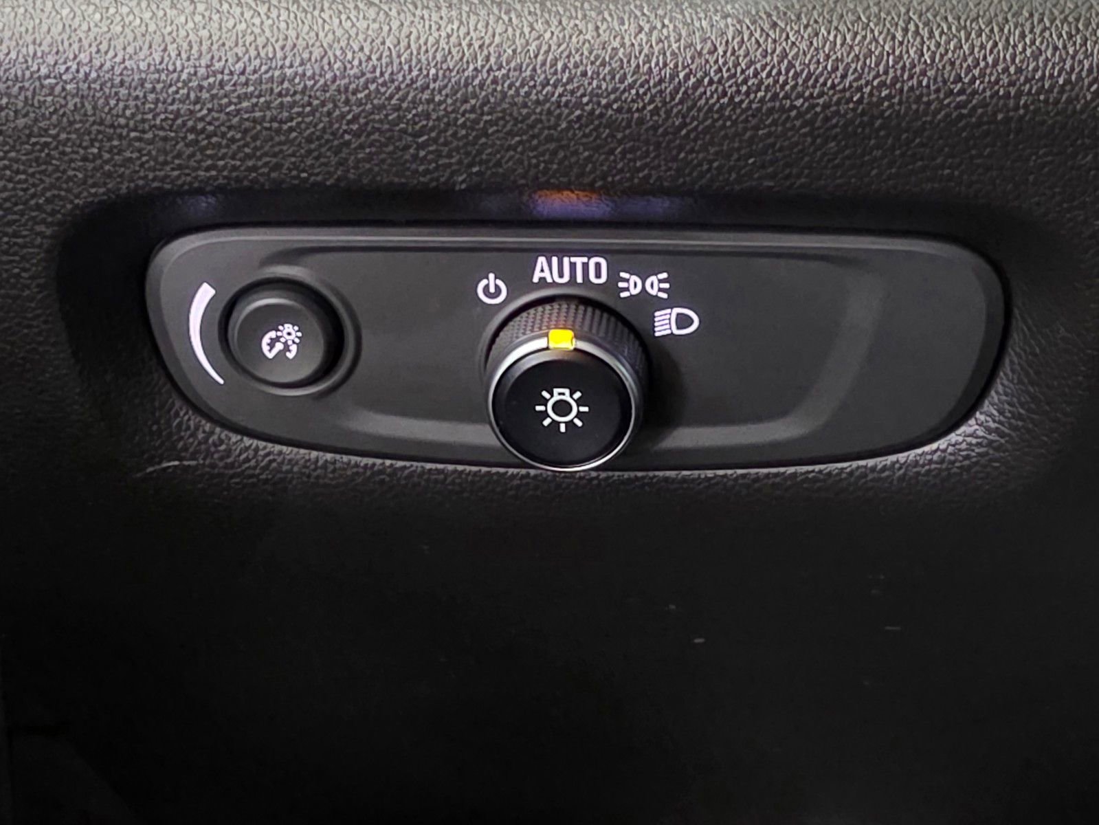 Used 2022 Chevrolet Traverse LT image 34