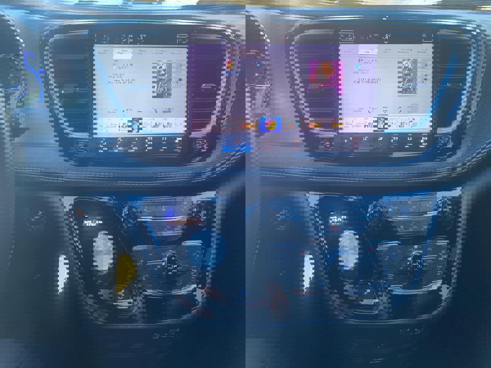 Used 2021 Chrysler Pacifica Touring w/ Uconnect Theater Family Group image 17