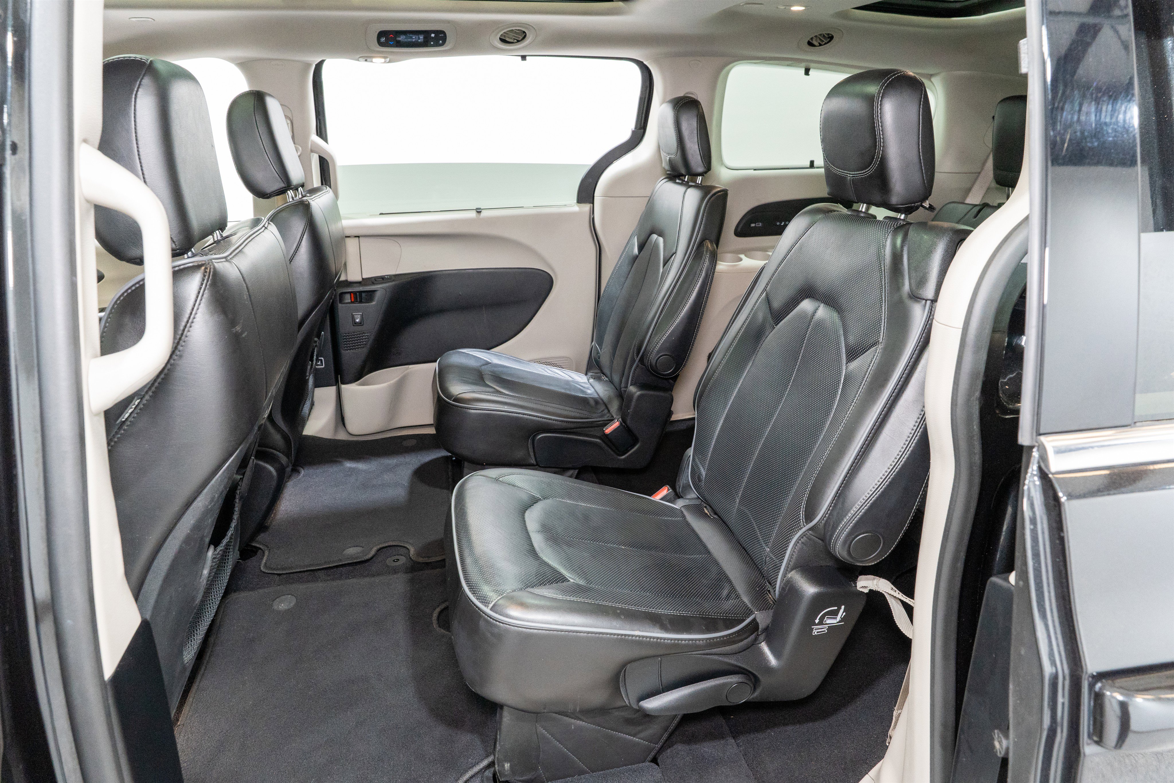 Used 2020 Chrysler Pacifica Limited image 31