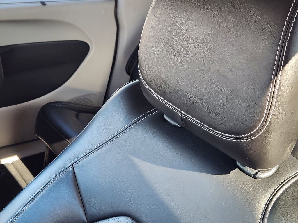 Used 2023 Chrysler Pacifica Touring-L image 16