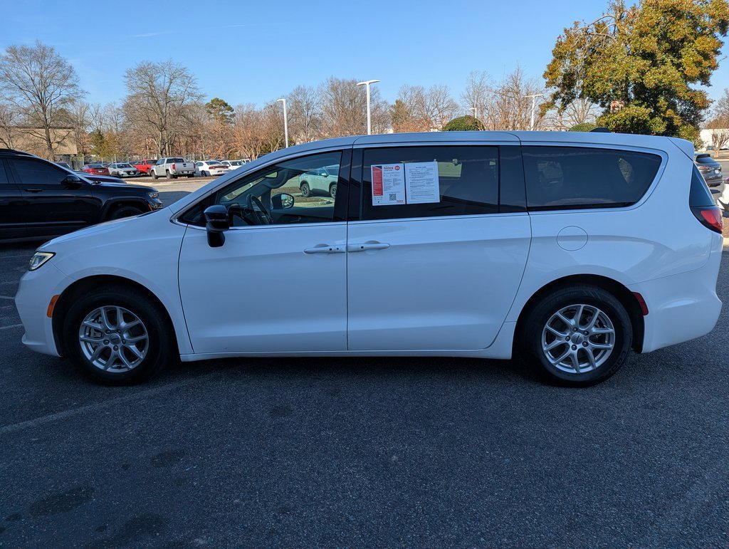 Used 2024 Chrysler Pacifica Touring-L image 5