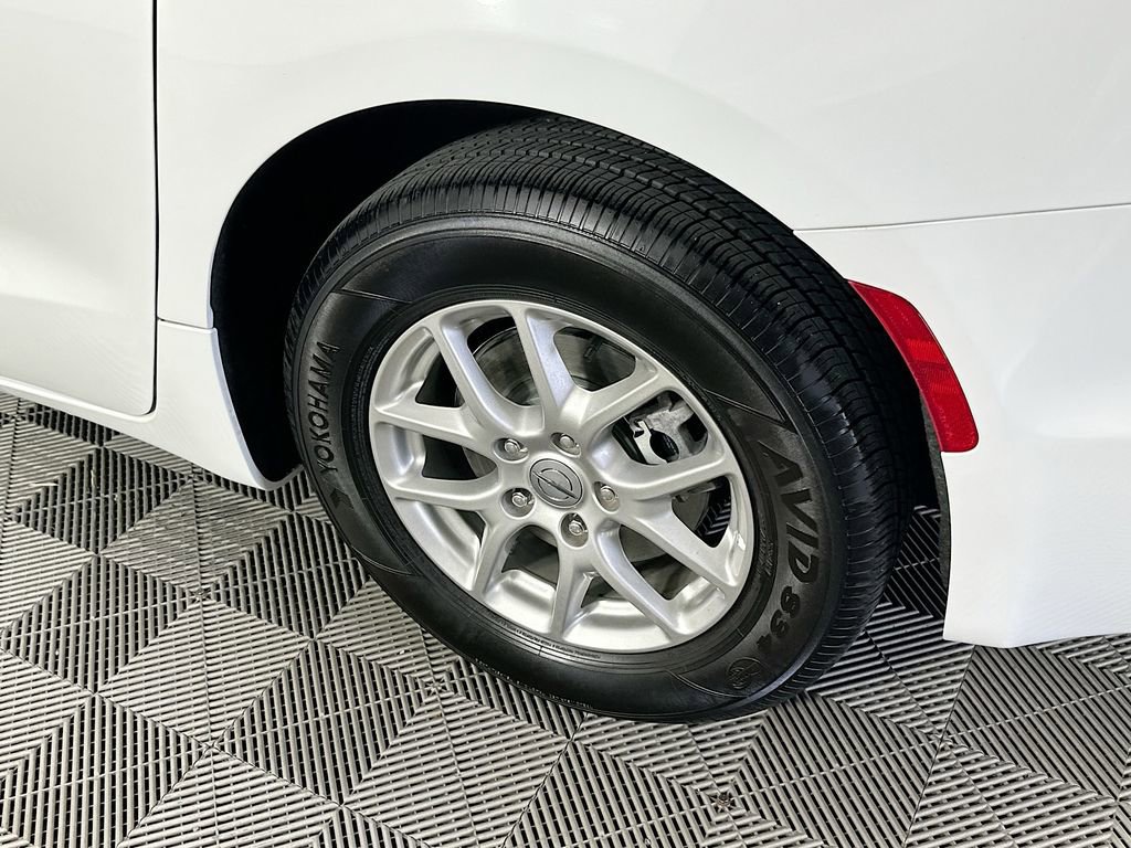 Used 2024 Chrysler Pacifica Touring-L FWD image 39