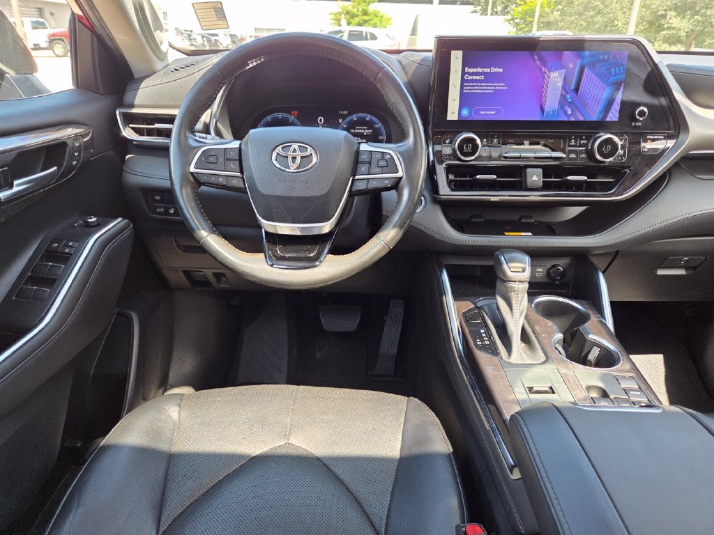 Used 2023 Toyota Highlander Limited FWD image 7