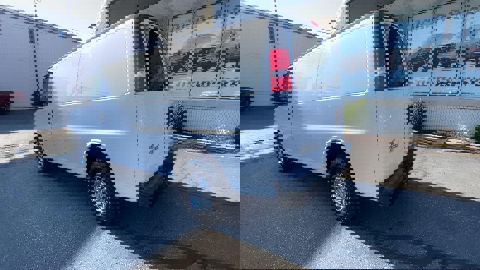 Used 2018 Chevrolet Express 2500 w/ Driver Convenience Package image 36