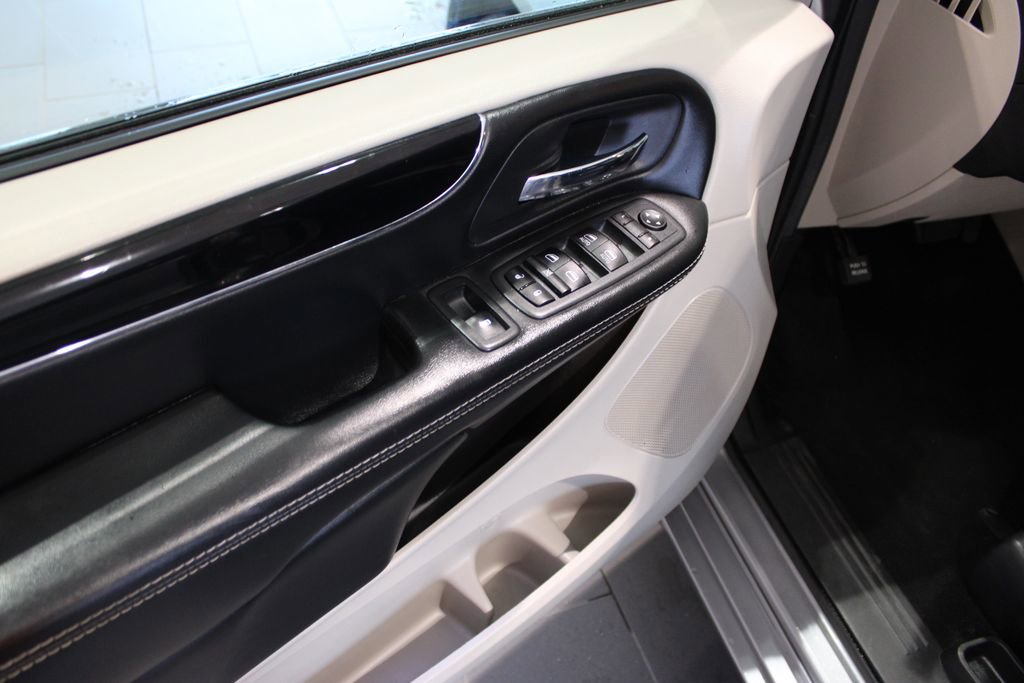 Used 2019 Dodge Grand Caravan SXT image 28