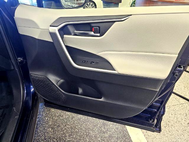 Used 2022 Toyota RAV4 XLE Premium image 31