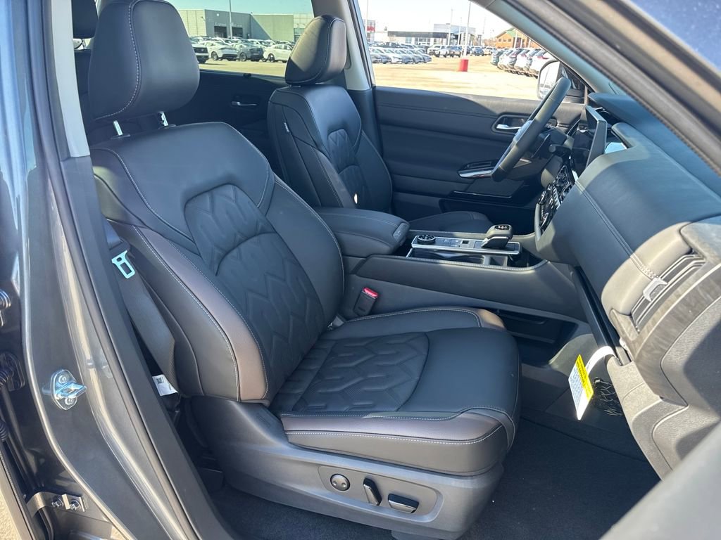 New 2026 Nissan Pathfinder Platinum image 11