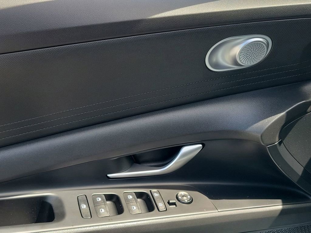 Used 2025 Hyundai Elantra Blue image 23