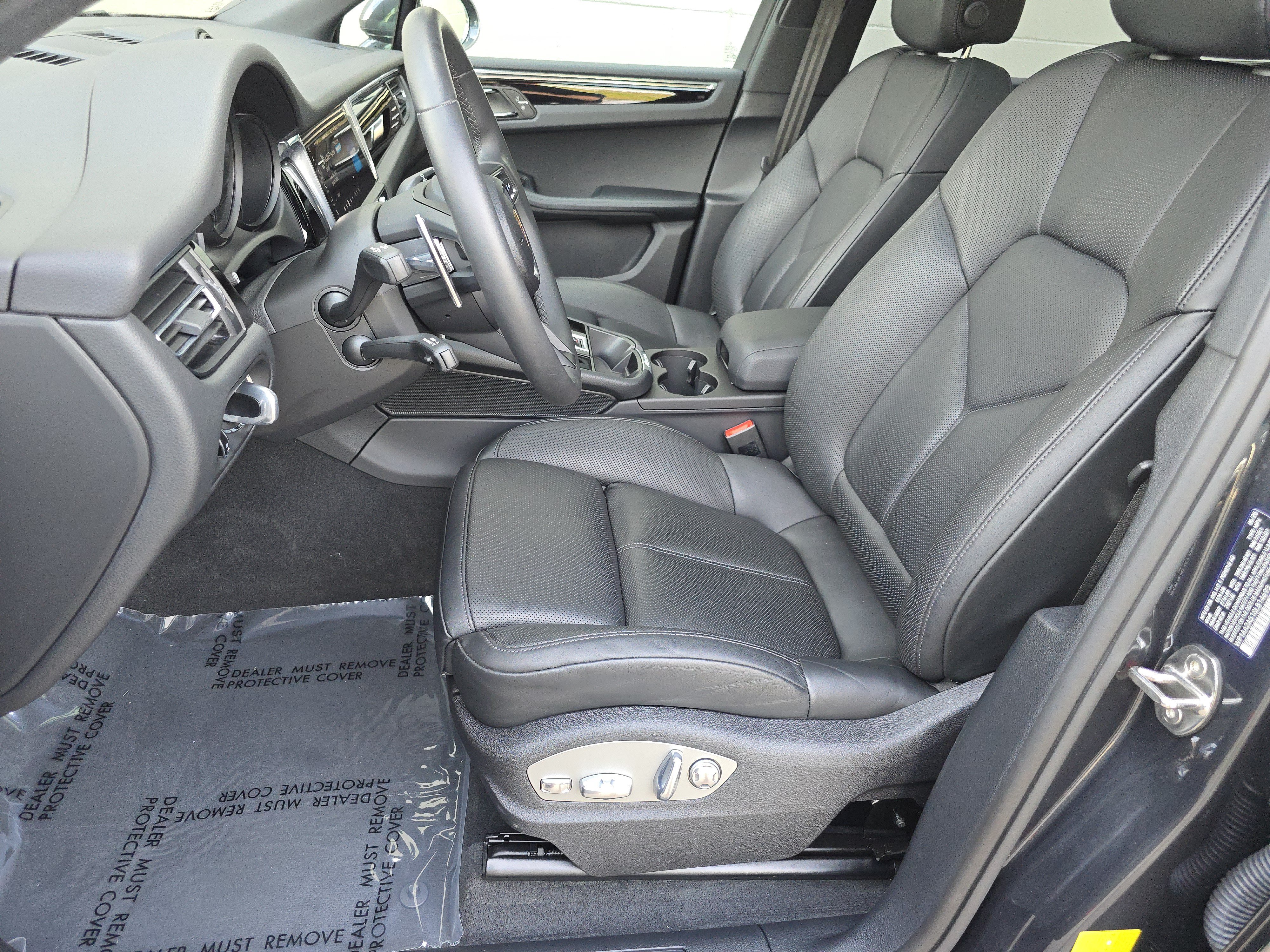 Certified 2025 Porsche Macan AWD/4WD image 5
