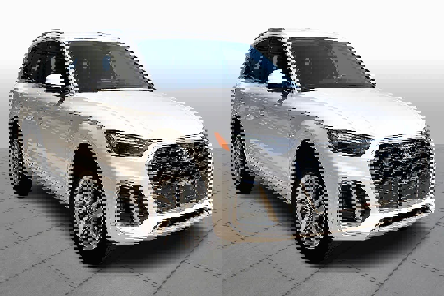 Used 2024 Audi Q5 2.0T Premium w/ Convenience Package image 3