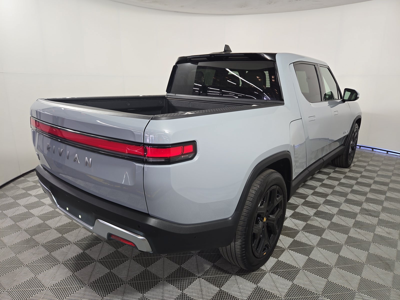Used 2024 Rivian R1T Adventure Dual AWD/4WD image 5