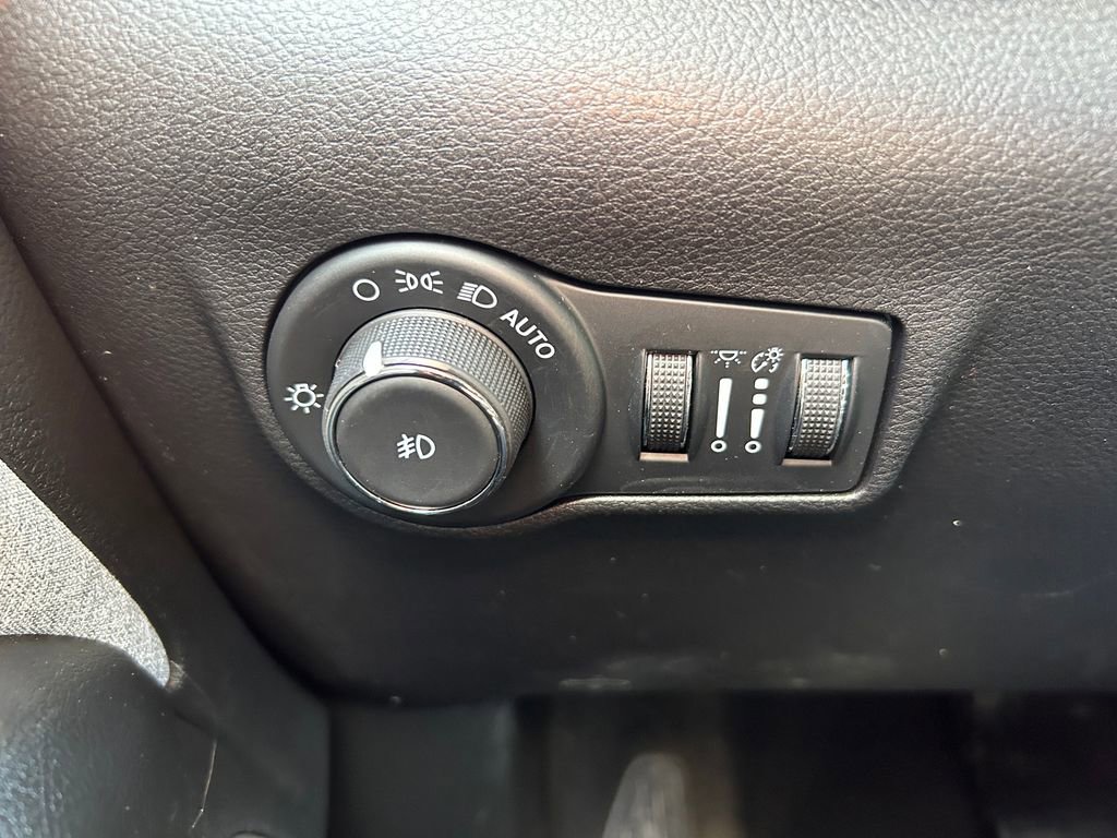 Used 2023 Jeep Compass Latitude AWD/4WD image 19