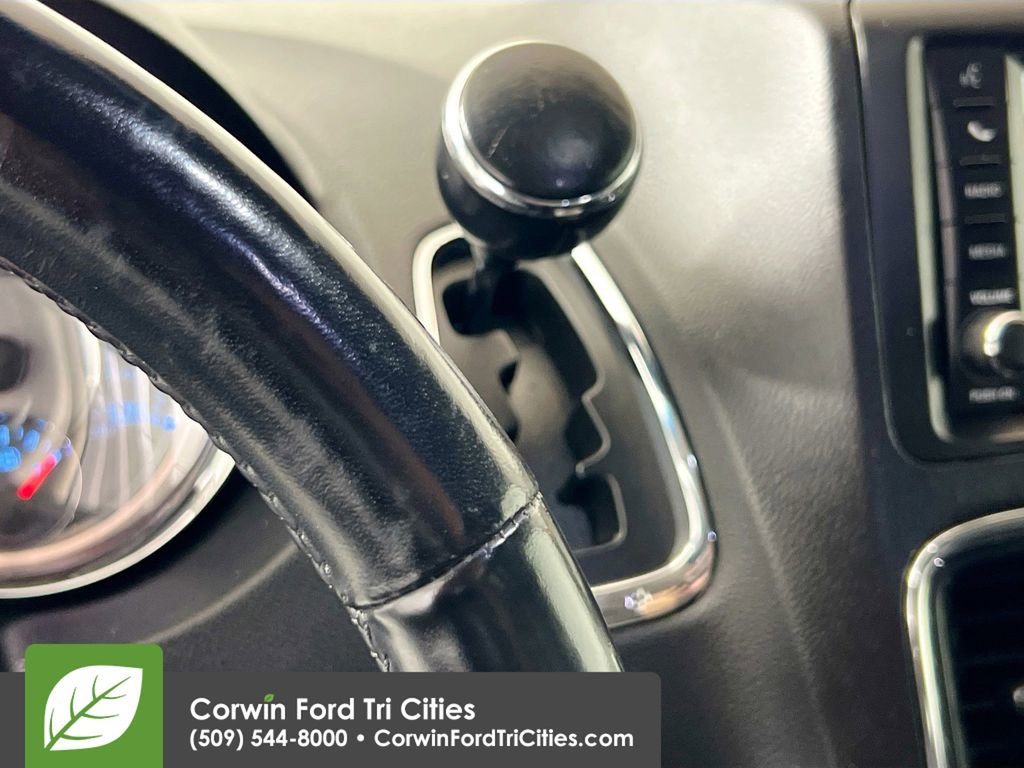 Used 2016 Chrysler Town & Country Touring w/ Driver Convenience Group image 10