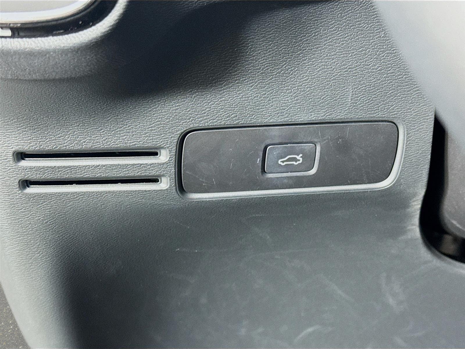 Used 2023 Volvo C40 P8 Recharge Plus AWD/4WD image 10