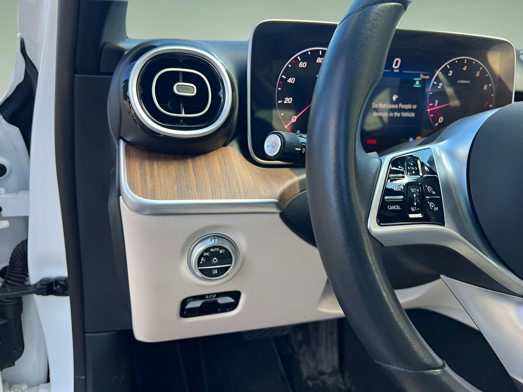 Used 2025 Mercedes-Benz C 300 4MATIC Sedan image 15