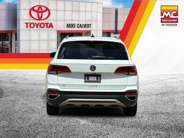 Used 2024 Volkswagen Taos SE w/ Panoramic Sunroof Package FWD image 4