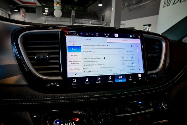 Used 2021 Chrysler Pacifica Touring-L w/ S Appearance Package image 35