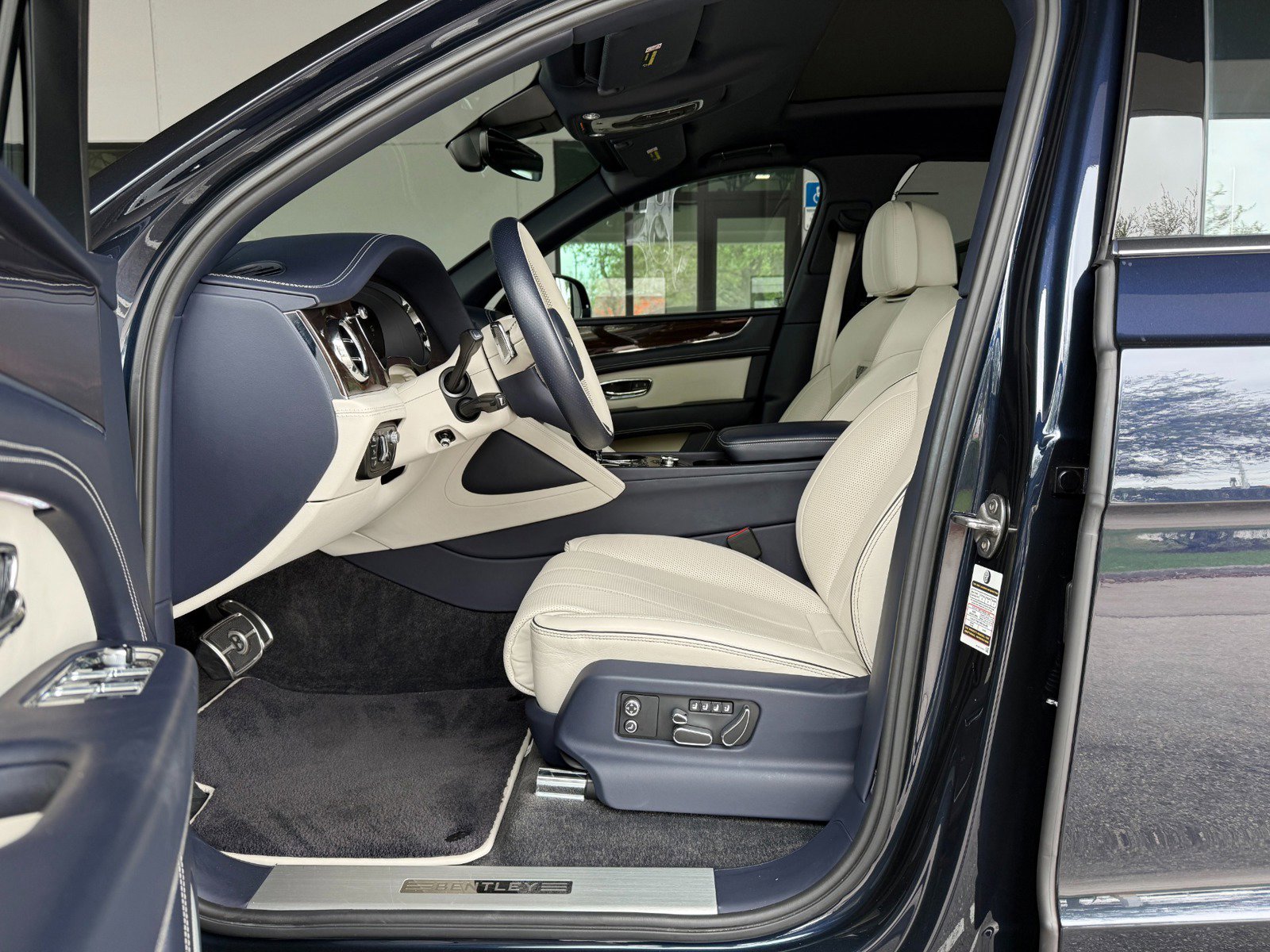 Used 2023 Bentley Bentayga Extended Wheelbase image 20