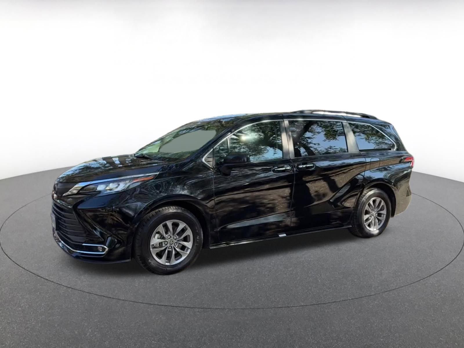 Used 2023 Toyota Sienna XLE image 8