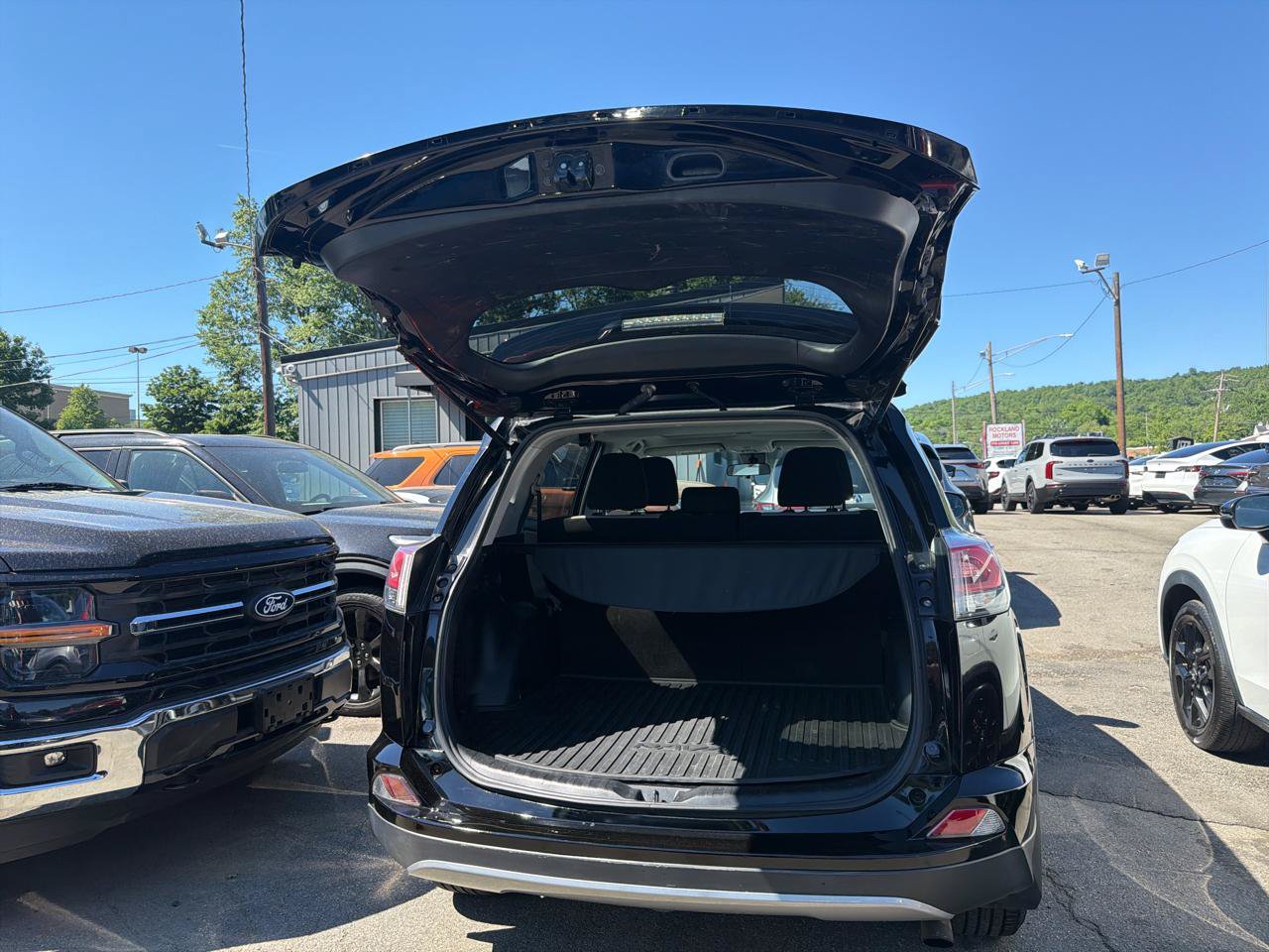 Used 2018 Toyota RAV4 XLE w/ Plus Extra Value Package AWD/4WD image 10