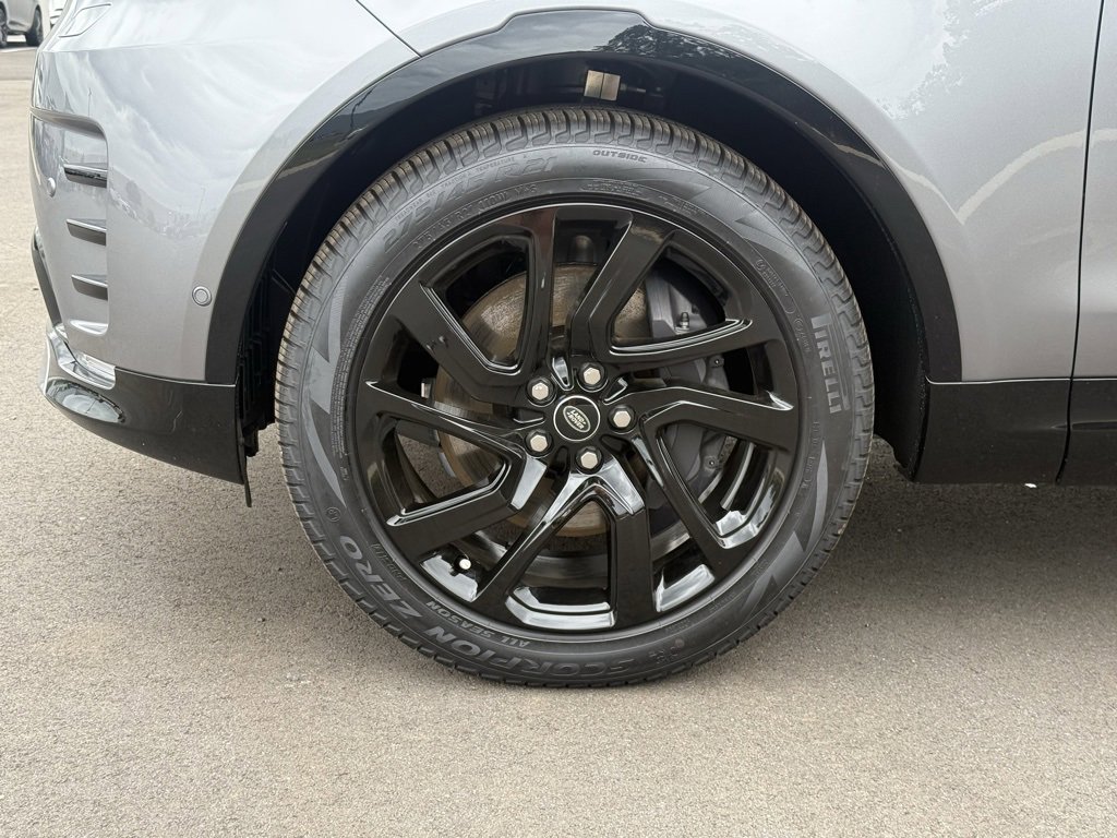 New 2025 Land Rover Discovery Dynamic SE image 10