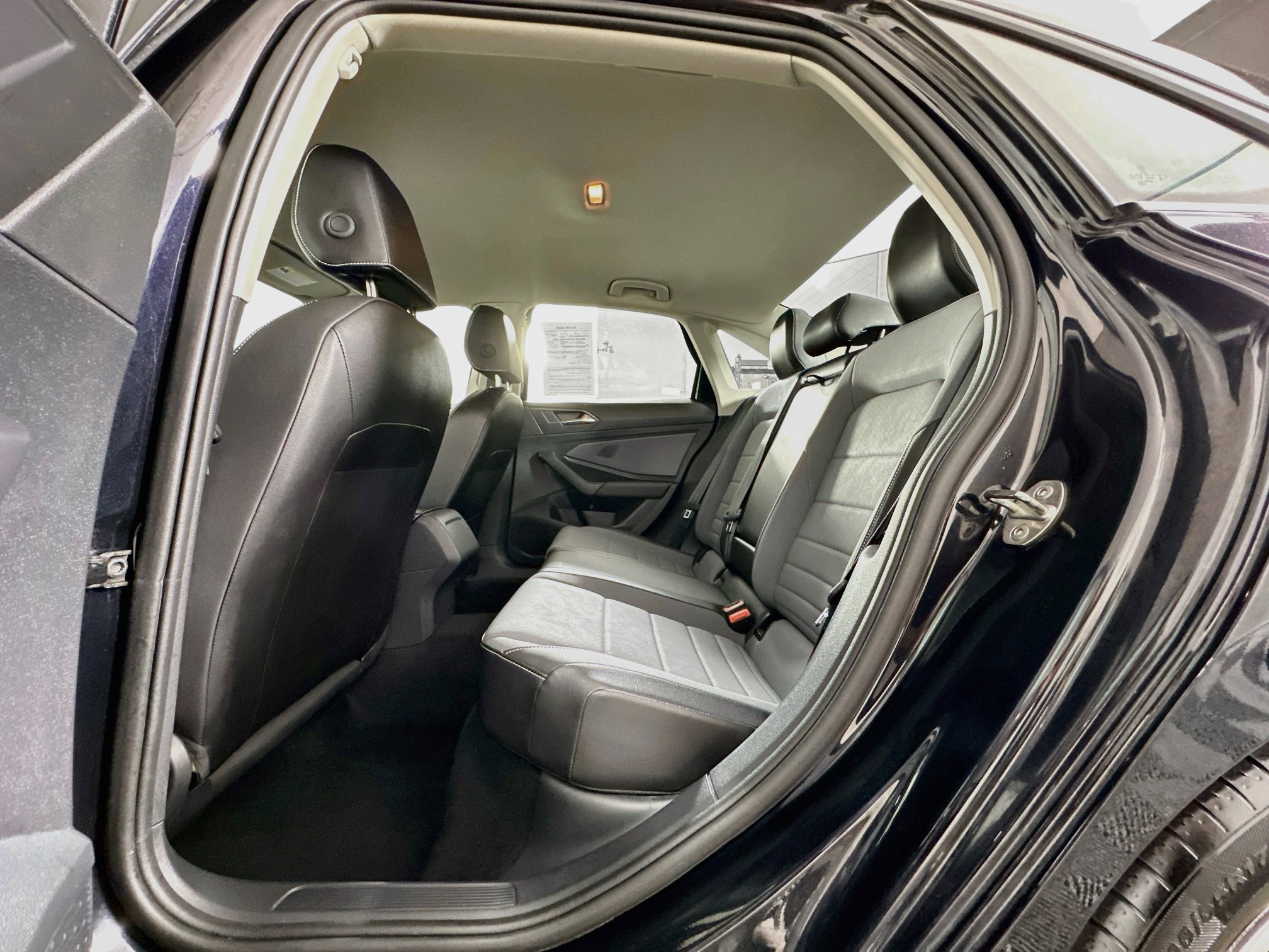 Used 2025 Volkswagen Jetta SE FWD image 28