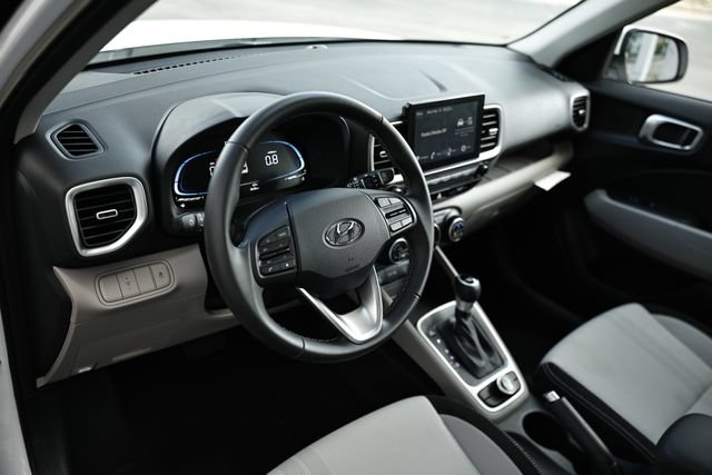 Certified 2025 Hyundai Venue SEL FWD image 17