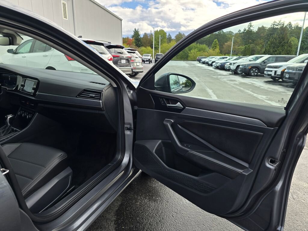 Used 2024 Volkswagen Jetta SE image 43