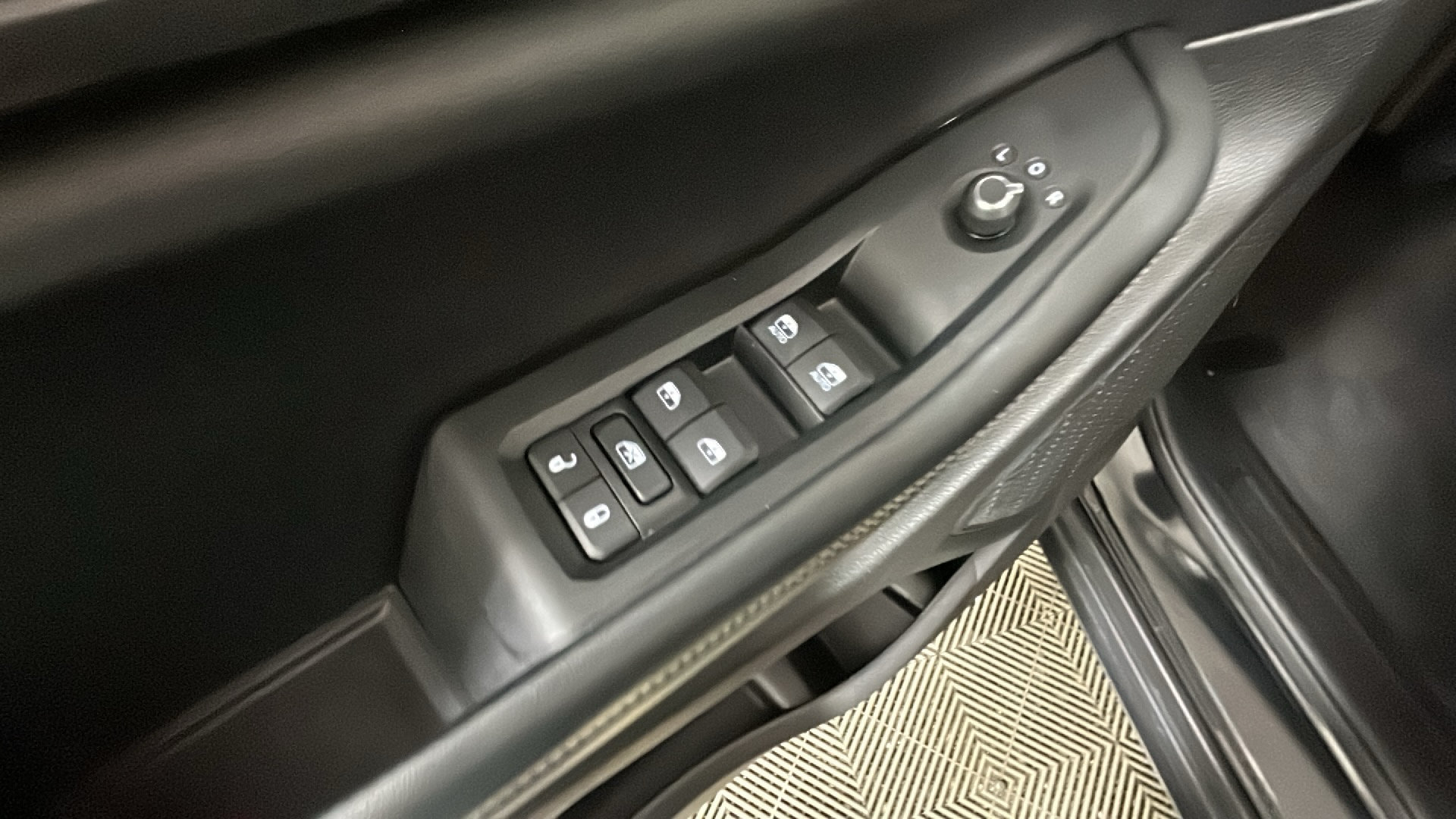 Used 2023 Jeep Grand Cherokee Laredo w/ Luxury Tech Group I AWD/4WD image 13