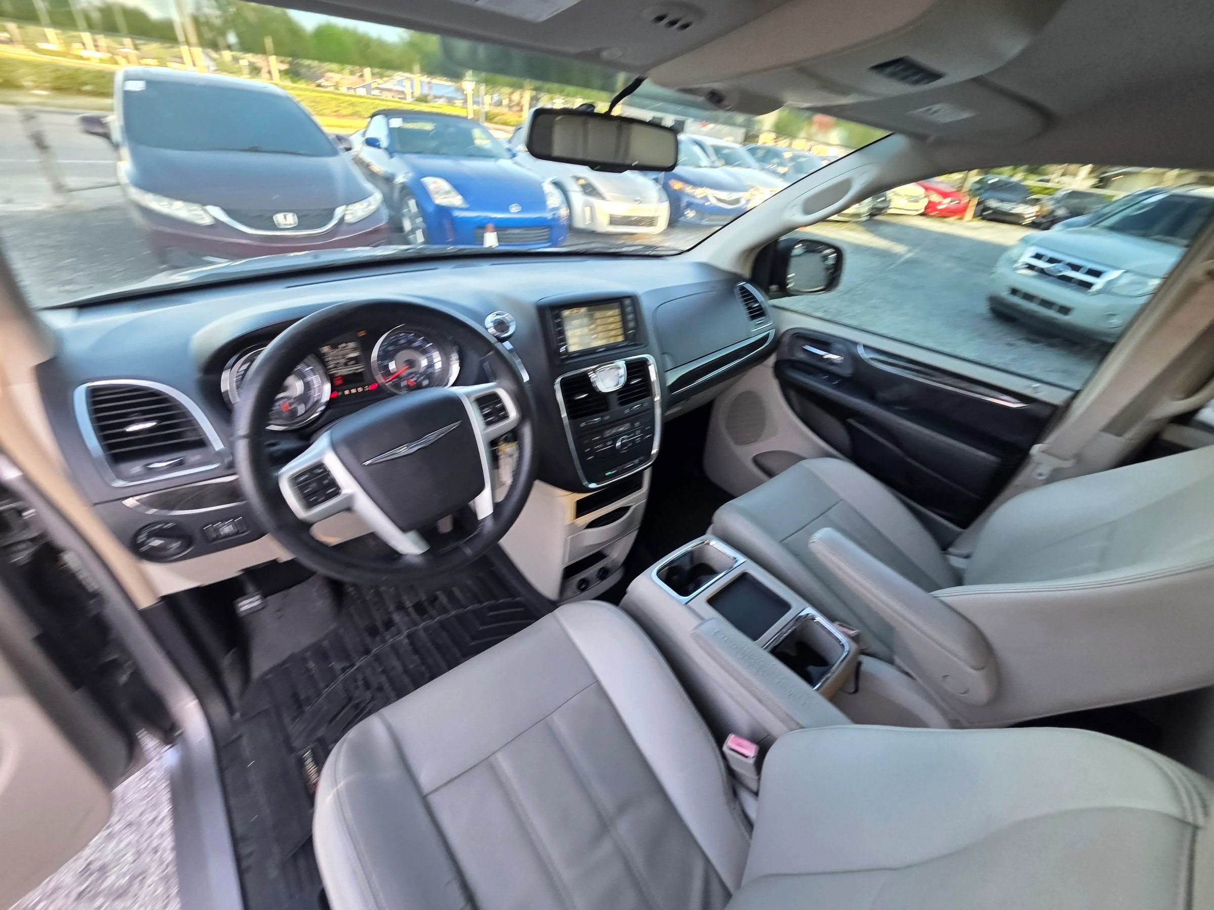 Used 2014 Chrysler Town & Country Touring FWD image 14