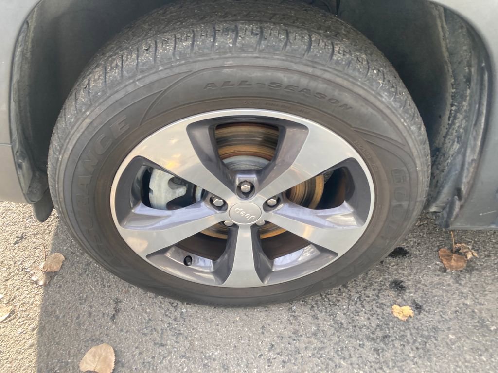 Used 2019 Jeep Cherokee Limited image 31