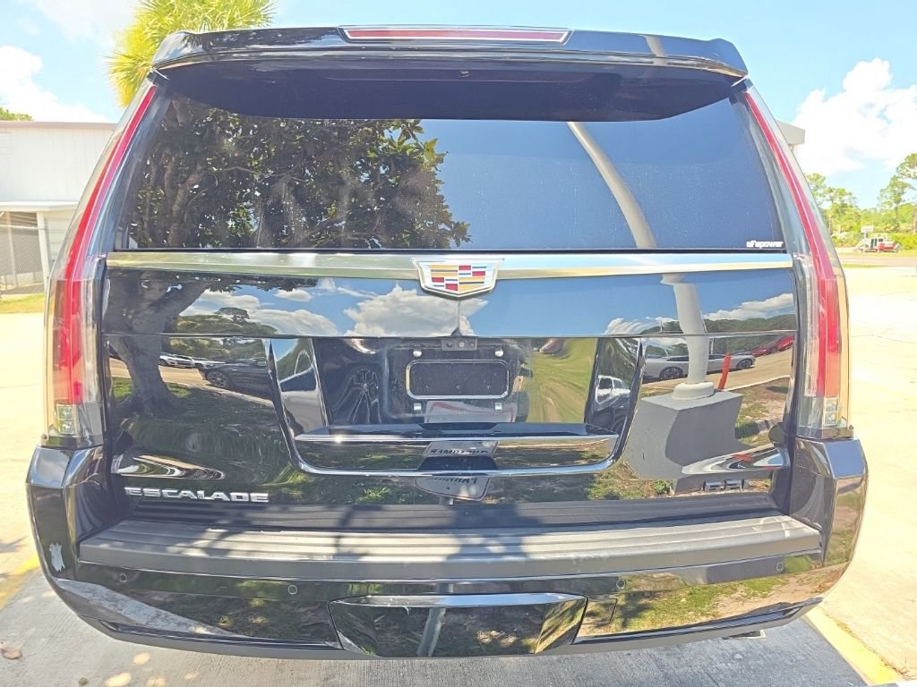 Used 2019 Cadillac Escalade Premium Luxury RWD image 3