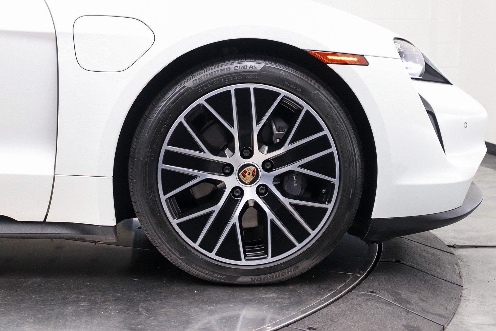 Used 2022 Porsche Taycan RWD image 13