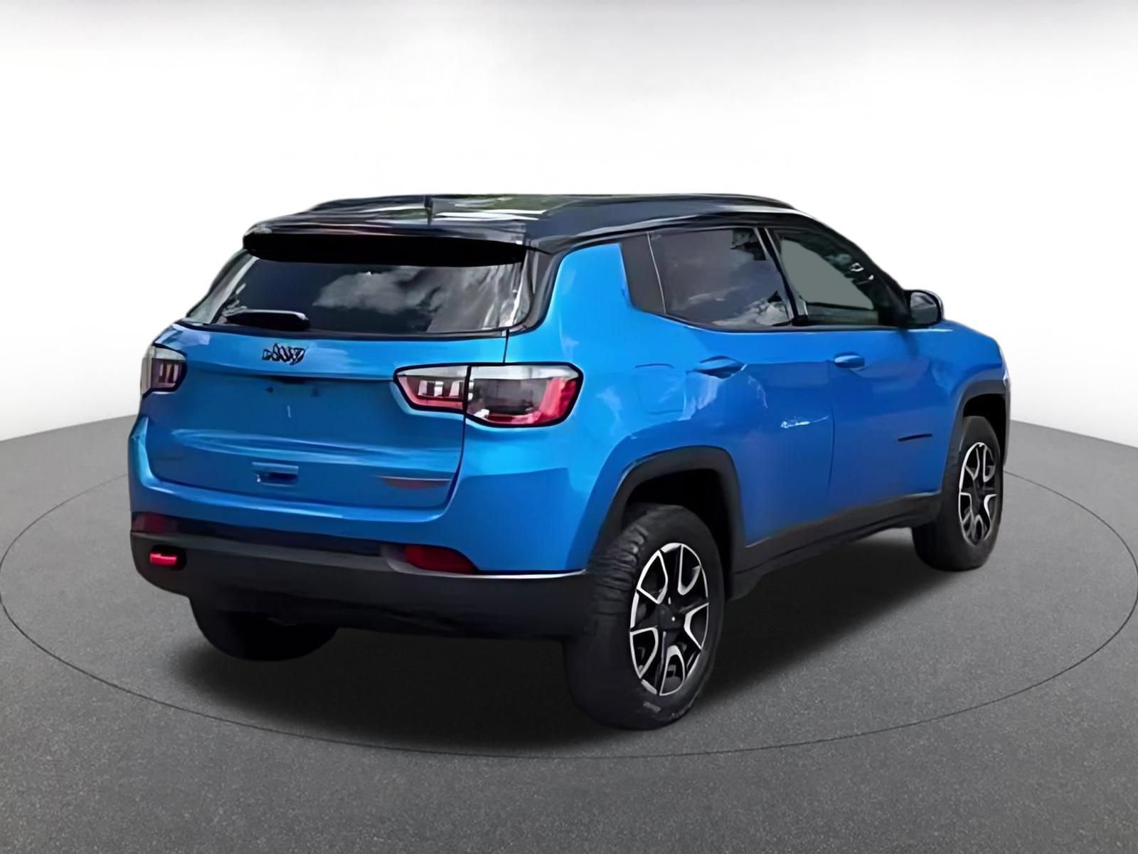 Used 2025 Jeep Compass Trailhawk AWD/4WD image 11